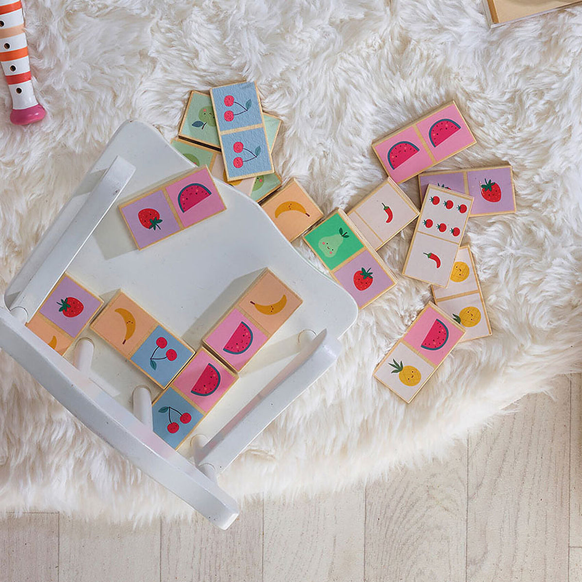 Dominos en bois 2 ans réversibles : fruits et chiffres. Jeu éducatif pour stimuler mémoire et apprentissage.