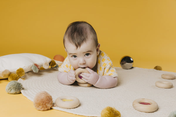 Donut jouet d’éveil sensoriel jaune – jouet en bois bébé PETIT BOOM