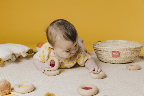 Donut jouet d’éveil sensoriel jaune – jouet en bois bébé PETIT BOOM