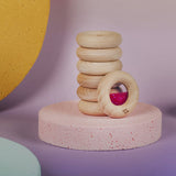 Donut jouet d’éveil sensoriel rose – jouet en bois bébé PETIT BOOM