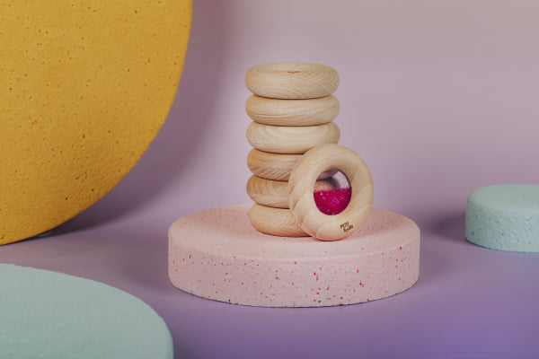 Donut jouet d’éveil sensoriel rose – jouet en bois bébé PETIT BOOM
