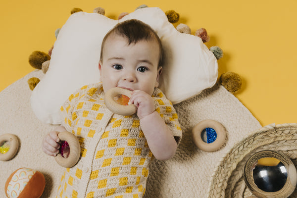 Donut jouet d’éveil sensoriel turquoise – jouet en bois bébé PETIT BOOM