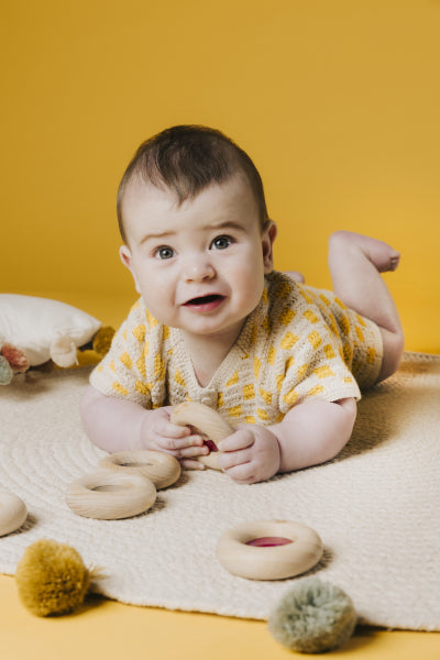 Donut jouet d’éveil sensoriel violet – jouet en bois bébé PETIT BOOM