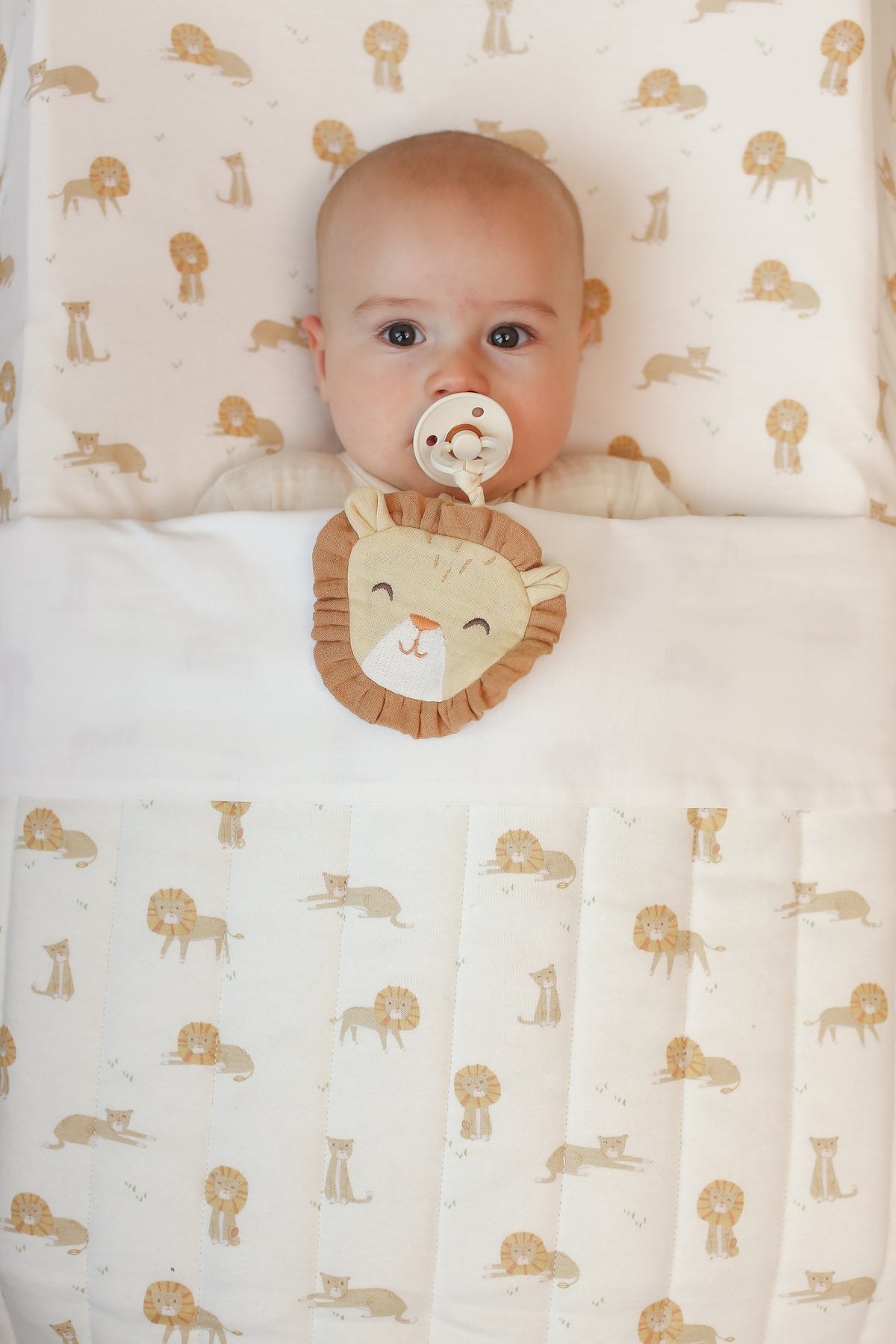 Doudou attache-tétine lion en coton bio : l’indispensable pour le confort et le quotidien de bébé.