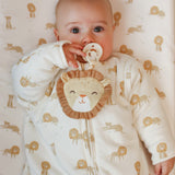 Doudou attache-tétine lion en coton bio : l’indispensable pour le confort et le quotidien de bébé.