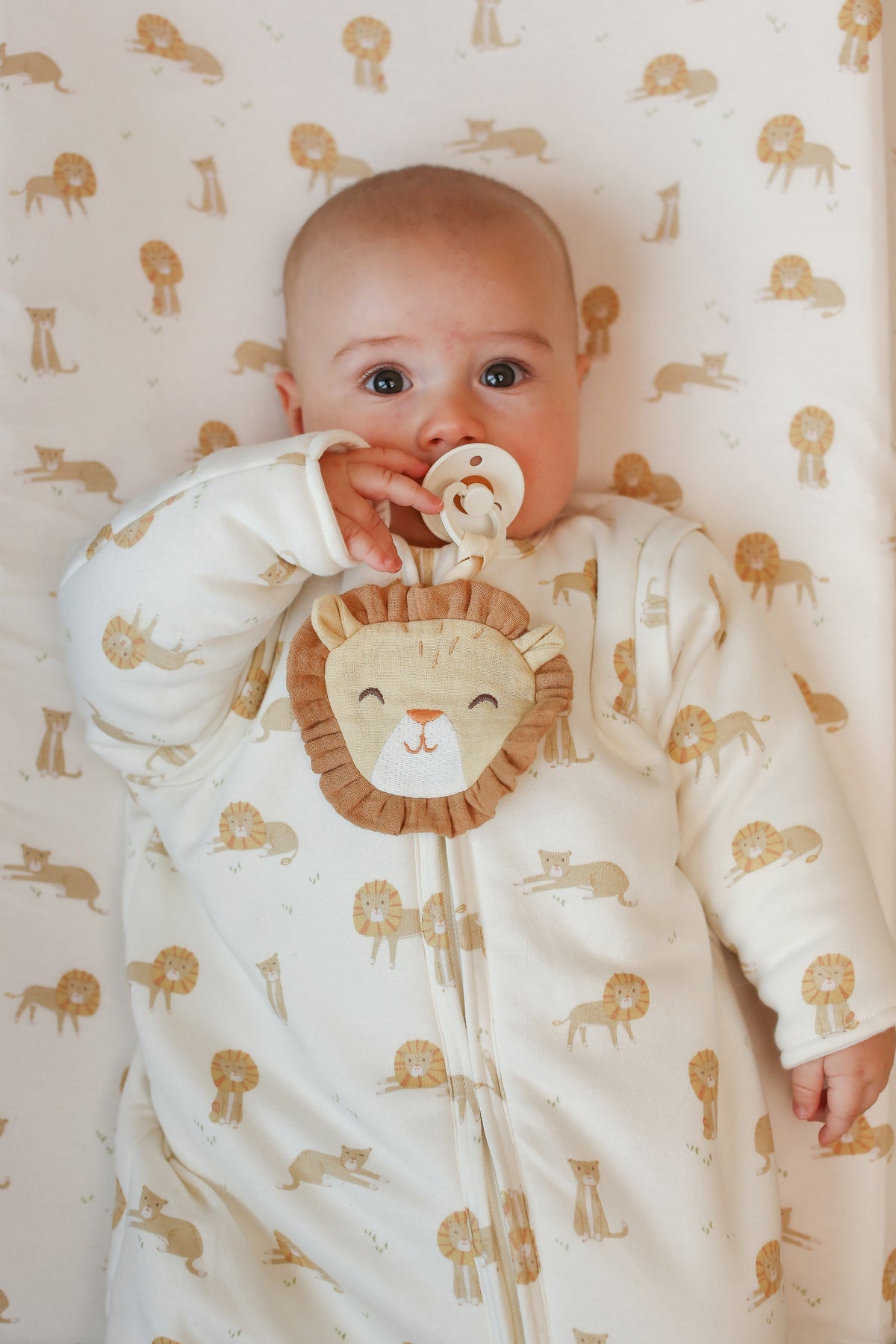 Doudou attache-tétine lion en coton bio : l’indispensable pour le confort et le quotidien de bébé.