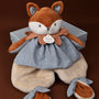 Ce doudou bébé renard Timo 29 cm est un doudou plat doux et rassurant dès la naissance. Il stimule les sens et accompagne bébé au quotidien. C’est une idée de cadeau de naissance idéale. Ce doudou bébé renard est idéal comme cadeau de naissance pour rassurer un nouveau-né