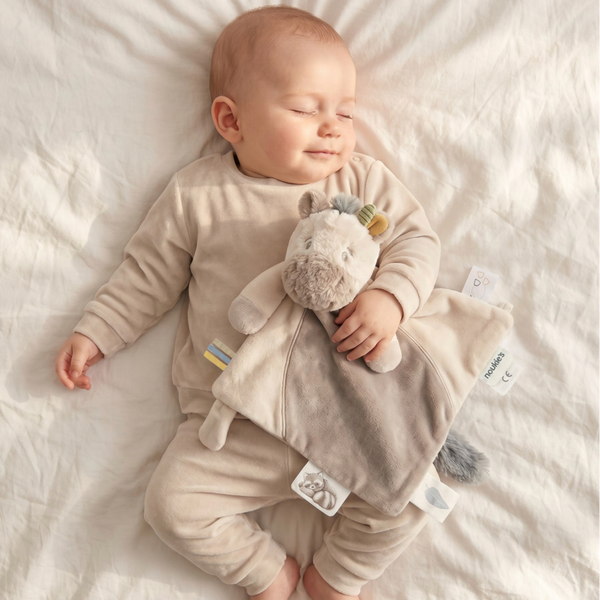 Doudou d'activités Lino Noukie's dès la naissance avec boucle multifonction, marionnette intégrée et rubans sensoriels pour accompagner bébé au quotidien.