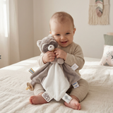 Le doudou d'activités Raku Noukie's accompagne bébé dès la naissance avec douceur et praticité. Sa boucle multifonction, sa marionnette intégrée, ses rubans sensoriels et ses matières ultra douces en font un compagnon complet qui rassure, stimule les sens et suit votre enfant dans toutes ses aventures. Doudou d'activités Raku Noukie's dès la naissance avec boucle multifonction, marionnette intégrée et rubans sensoriels pour accompagner bébé au quotidien.
