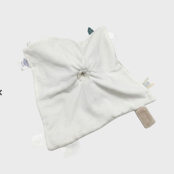 Le doudou d'activités Raku Noukie's accompagne bébé dès la naissance avec douceur et praticité. Sa boucle multifonction, sa marionnette intégrée, ses rubans sensoriels et ses matières ultra douces en font un compagnon complet qui rassure, stimule les sens et suit votre enfant dans toutes ses aventures. Doudou d'activités Raku Noukie's dès la naissance avec boucle multifonction, marionnette intégrée et rubans sensoriels pour accompagner bébé au quotidien.