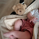 Offrez des nuits sereines à bébé avec la peluche bruit blanc Lou 🐻. Portable et douce, sons apaisants (battements de cœur & bruit blanc), idéale poussette, siège auto & voyages