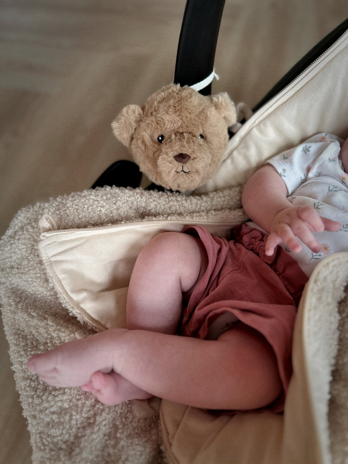 Offrez des nuits sereines à bébé avec la peluche bruit blanc Lou 🐻. Portable et douce, sons apaisants (battements de cœur & bruit blanc), idéale poussette, siège auto & voyages