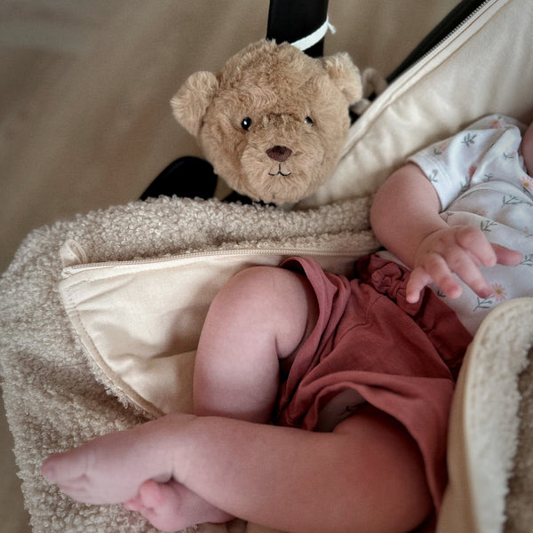Offrez des nuits sereines à bébé avec la peluche bruit blanc Lou 🐻. Portable et douce, sons apaisants (battements de cœur & bruit blanc), idéale poussette, siège auto & voyages