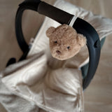 Offrez des nuits sereines à bébé avec la peluche bruit blanc Lou 🐻. Portable et douce, sons apaisants (battements de cœur & bruit blanc), idéale poussette, siège auto & voyages