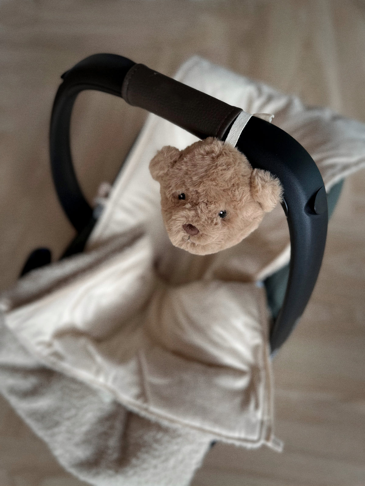 Offrez des nuits sereines à bébé avec la peluche bruit blanc Lou 🐻. Portable et douce, sons apaisants (battements de cœur & bruit blanc), idéale poussette, siège auto & voyages