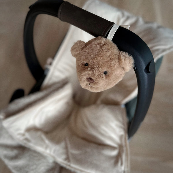 Offrez des nuits sereines à bébé avec la peluche bruit blanc Lou 🐻. Portable et douce, sons apaisants (battements de cœur & bruit blanc), idéale poussette, siège auto & voyages