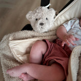 Offrez des nuits sereines à bébé avec la peluche bruit blanc Lou 🐻. Portable et douce, sons apaisants (battements de cœur & bruit blanc), idéale poussette, siège auto & voyages