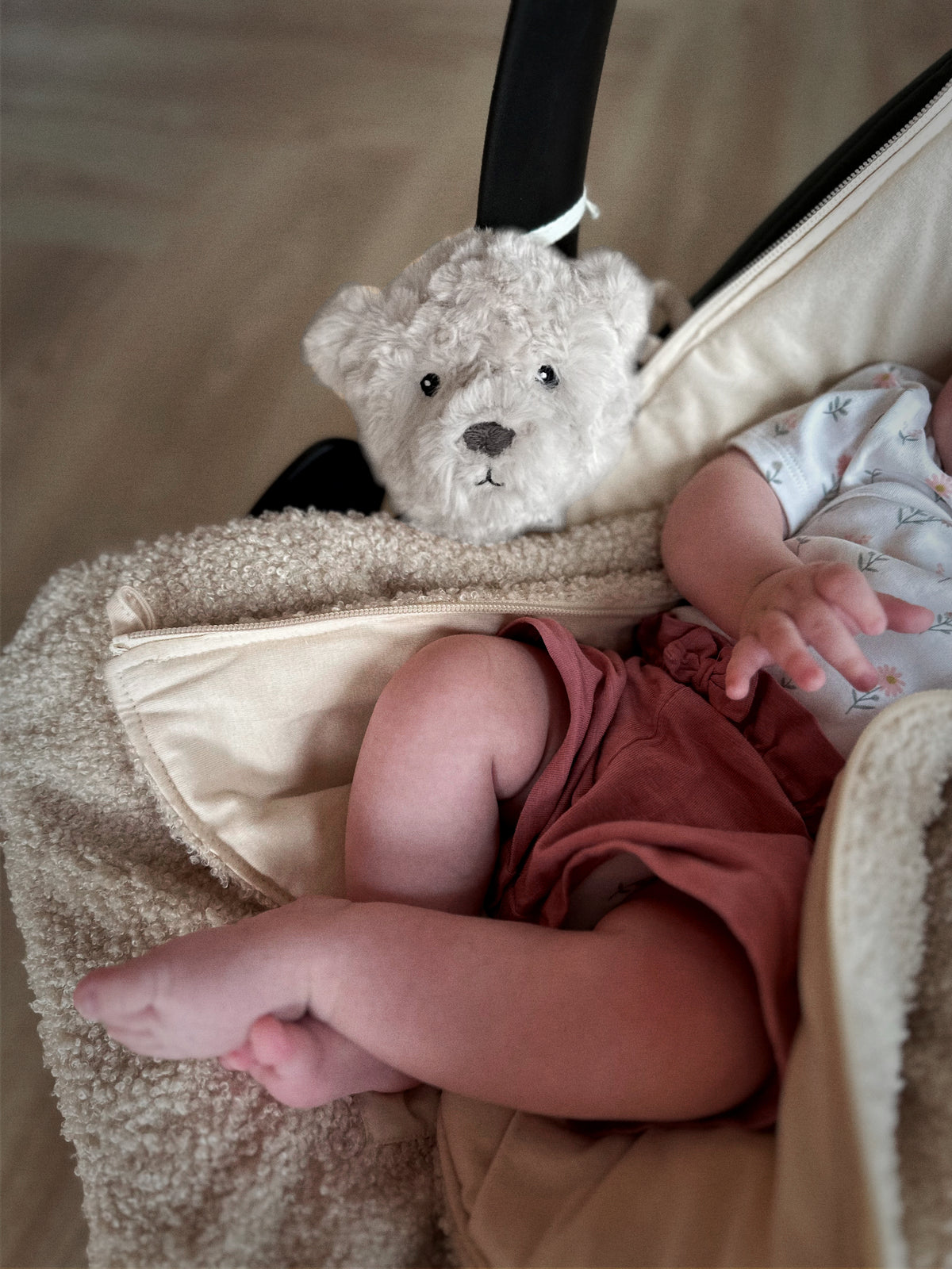 Offrez des nuits sereines à bébé avec la peluche bruit blanc Lou 🐻. Portable et douce, sons apaisants (battements de cœur & bruit blanc), idéale poussette, siège auto & voyages