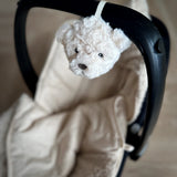 Offrez des nuits sereines à bébé avec la peluche bruit blanc Lou 🐻. Portable et douce, sons apaisants (battements de cœur & bruit blanc), idéale poussette, siège auto & voyages