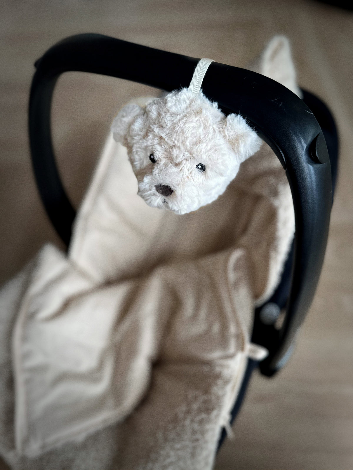 Offrez des nuits sereines à bébé avec la peluche bruit blanc Lou 🐻. Portable et douce, sons apaisants (battements de cœur & bruit blanc), idéale poussette, siège auto & voyages