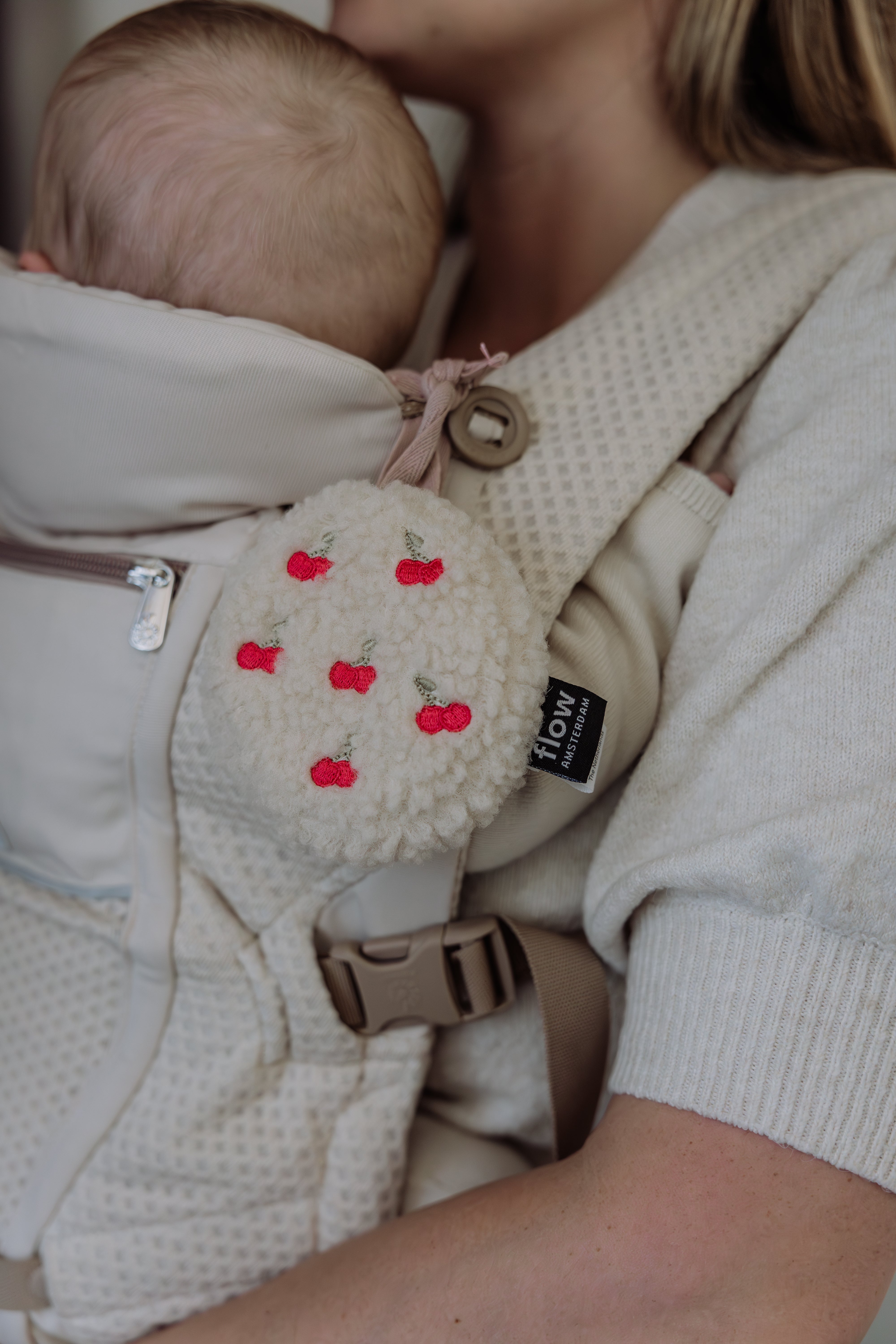 Bruit Blanc Portable – Lucy cerises brodées