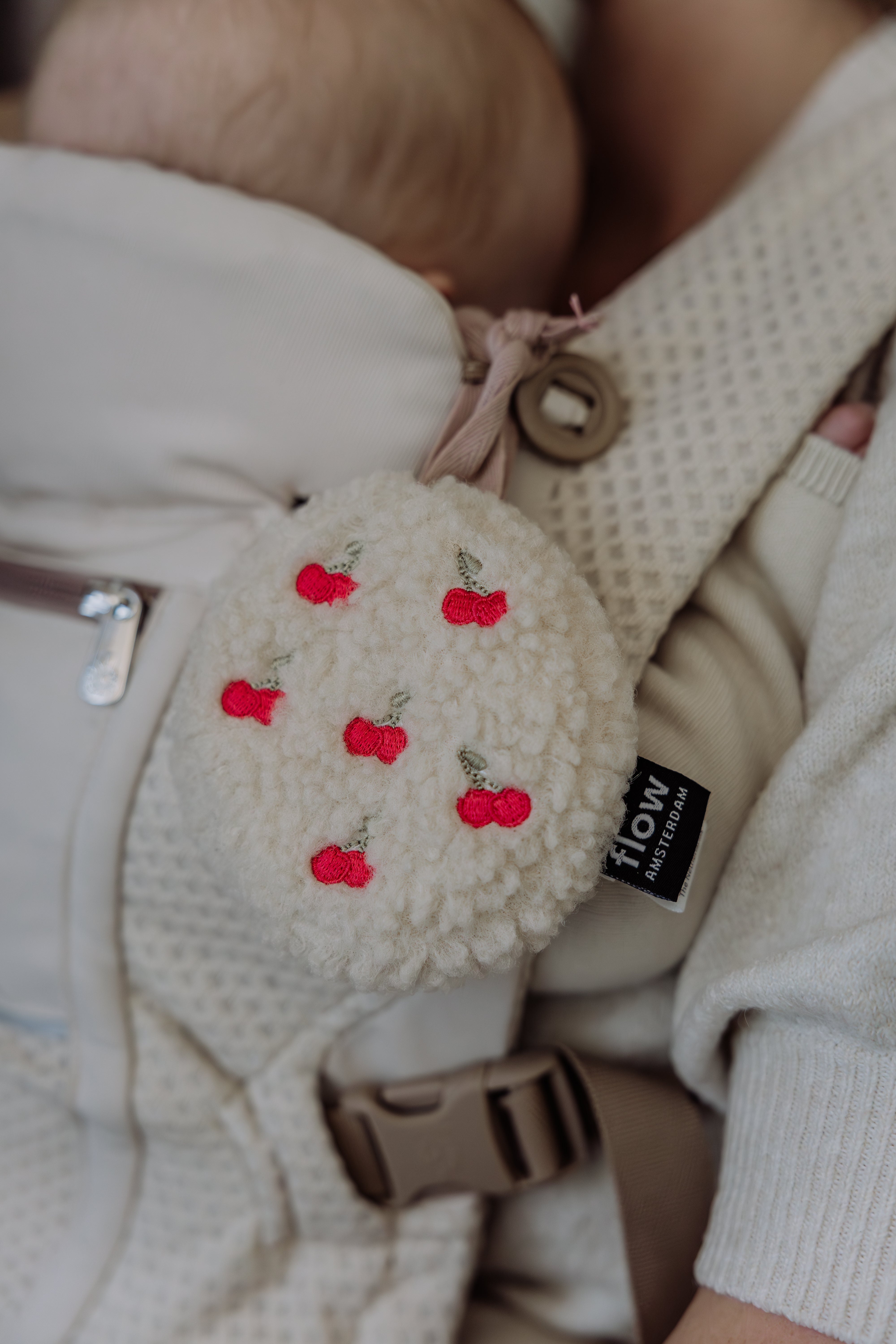 Bruit Blanc Portable – Lucy cerises brodées