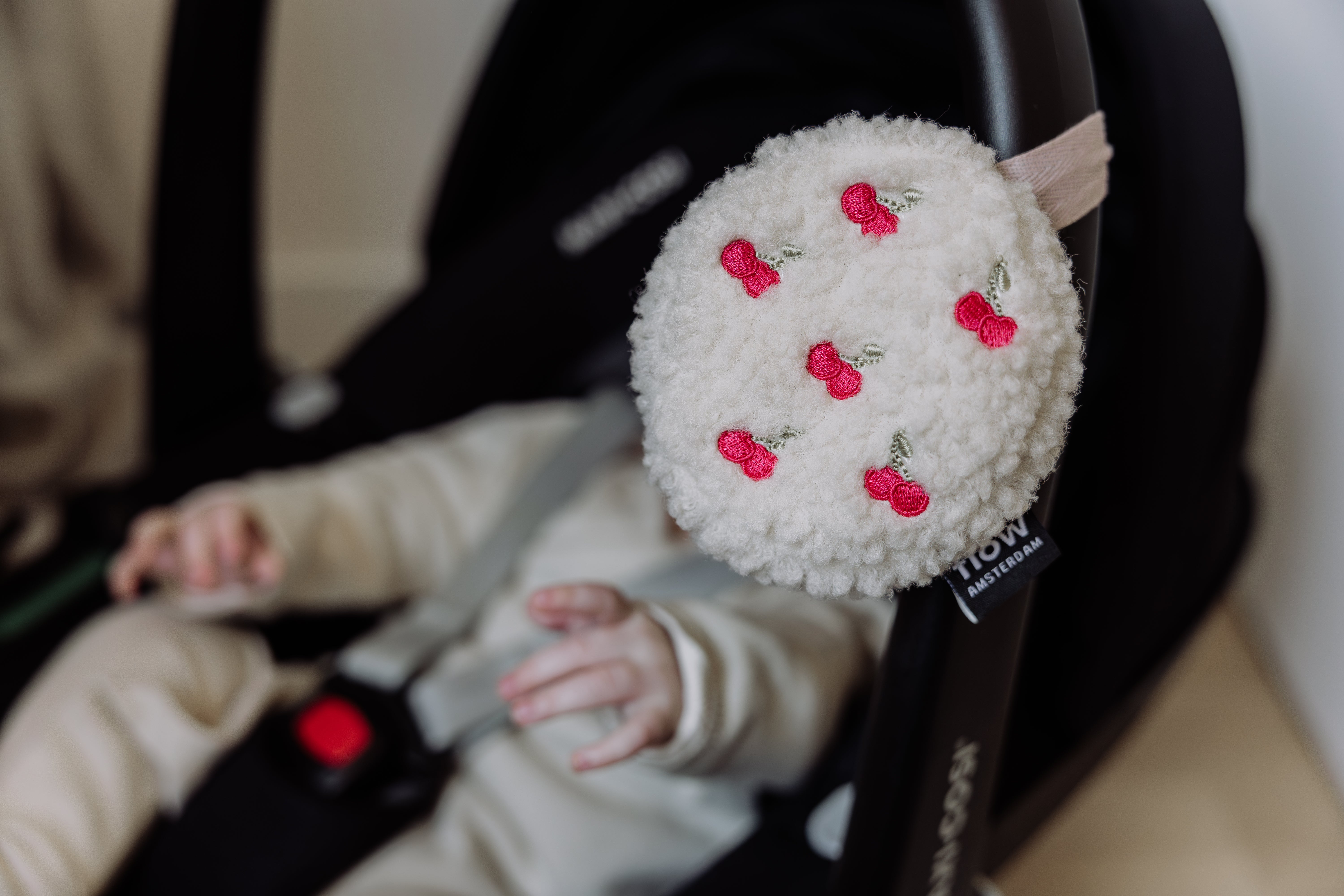 Bruit Blanc Portable – Lucy cerises brodées