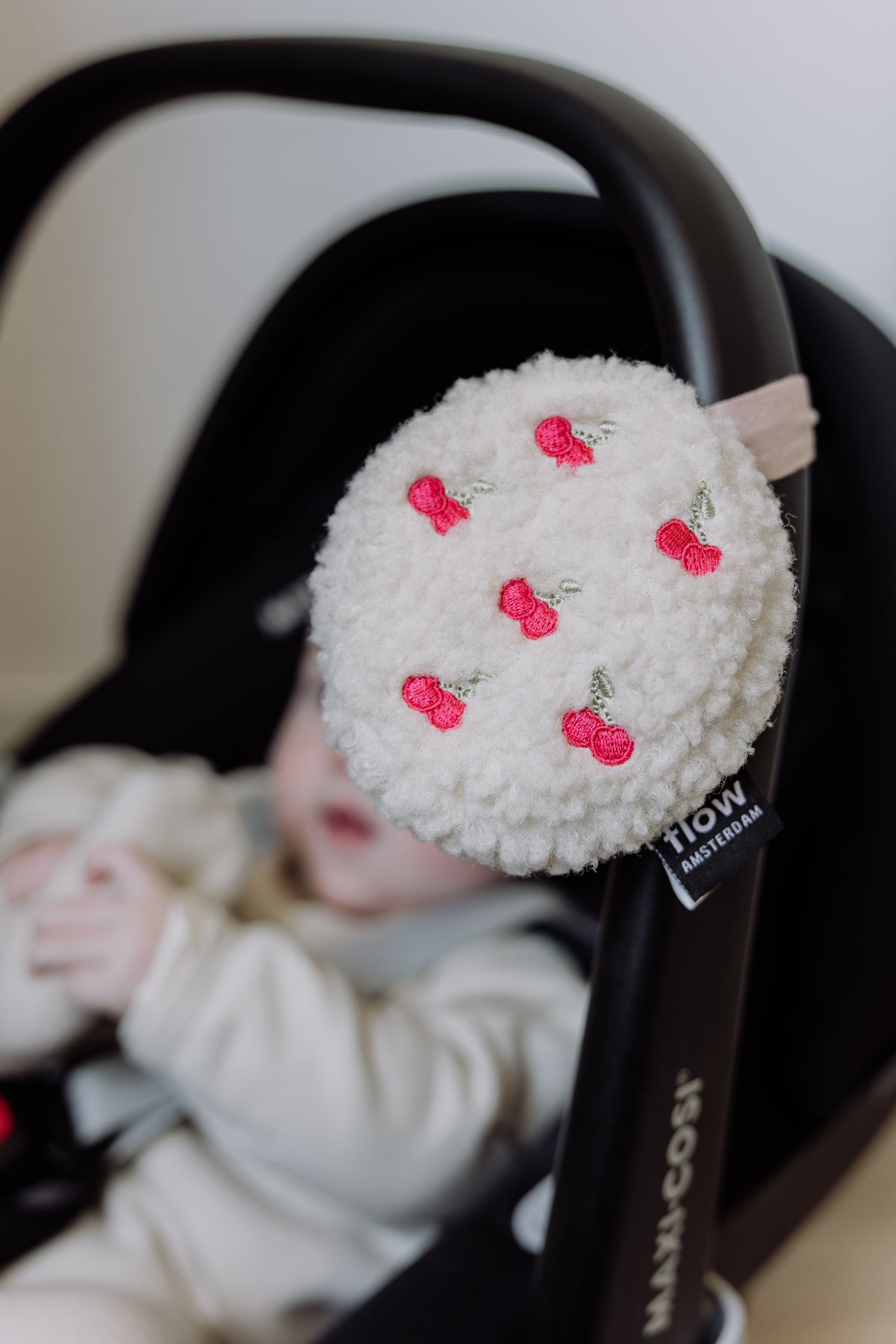 Bruit Blanc Portable – Lucy cerises brodées