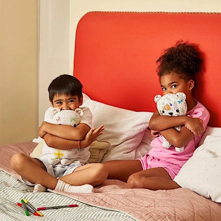Stimulez la créativité de votre enfant avec l’ours en peluche à colorier EatSleepDoodle 🧸. Feutres lavables inclus, tissu doux, personnalisable et réutilisable à l’infini !