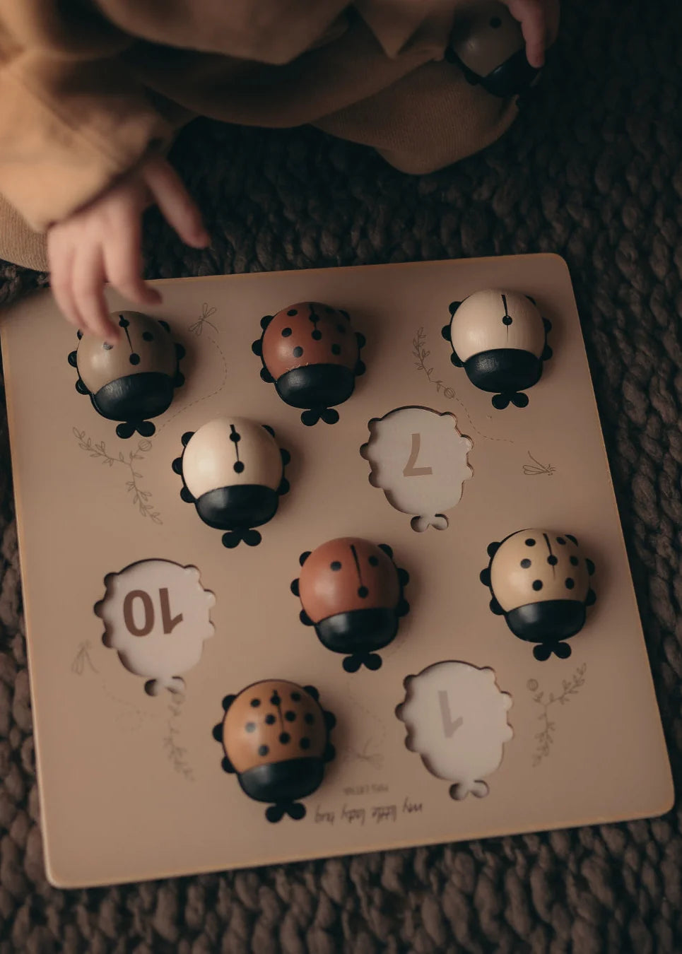 Découvrez Mes Dames 🐞, un puzzle Montessori en bois pour développer motricité, reconnaissance des formes et premiers chiffres dès 3 ans.