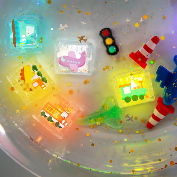 Découvrez les cubes lumineux Glo Pals Édition Limitée ✨ ! 6 cubes sensoriels qui s’illuminent dans l’eau, parfaits pour le bain ou le jeu d’éveil dès 3 ans.