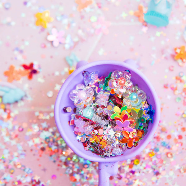 Créez un monde magique avec les Fun Fillers Fairy 🧚♀️ ! Accessoires sensoriels scintillants pour jeux d’éveil, pâte à modeler, eau, riz ou slime. Dès 3 ans.