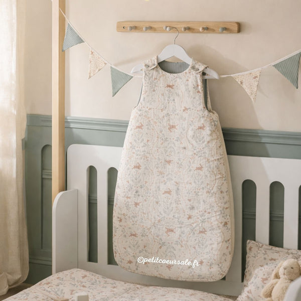 Gigoteuse bébé Jardin Enchanté beige vert de gris dans chambre