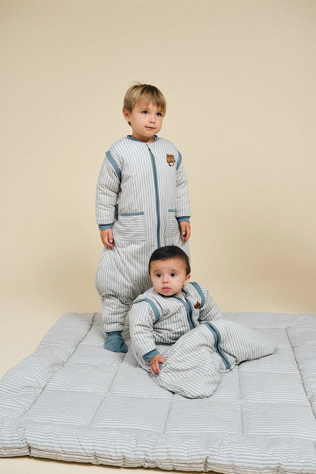 Gigoteuse à pieds avec manches & chaussettes antidérapantes Blue Stripes – TOG 2.5