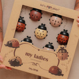 Découvrez Mes Dames 🐞, un puzzle Montessori en bois pour développer motricité, reconnaissance des formes et premiers chiffres dès 3 ans.