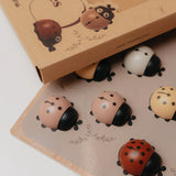 Découvrez Mes Dames 🐞, un puzzle Montessori en bois pour développer motricité, reconnaissance des formes et premiers chiffres dès 3 ans.