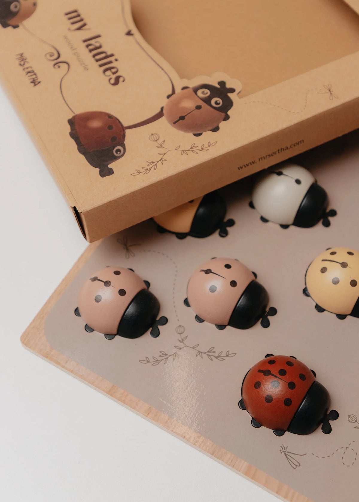 Découvrez Mes Dames 🐞, un puzzle Montessori en bois pour développer motricité, reconnaissance des formes et premiers chiffres dès 3 ans.
