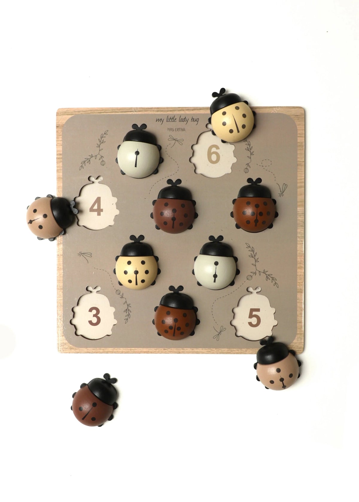 Découvrez Mes Dames 🐞, un puzzle Montessori en bois pour développer motricité, reconnaissance des formes et premiers chiffres dès 3 ans.