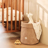 Panier de rangement Cloudy Rib Milky Coffee en tissu côtelé. Grand format pour organiser les essentiels de bébé avec style et douceur.