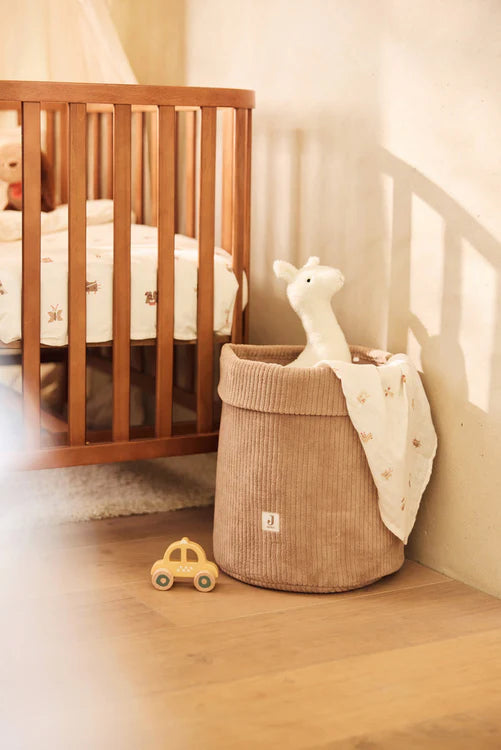 Panier de rangement Cloudy Rib Milky Coffee en tissu côtelé. Grand format pour organiser les essentiels de bébé avec style et douceur.