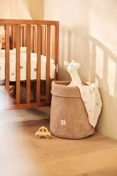Panier de rangement Cloudy Rib Milky Coffee en tissu côtelé. Grand format pour organiser les essentiels de bébé avec style et douceur.