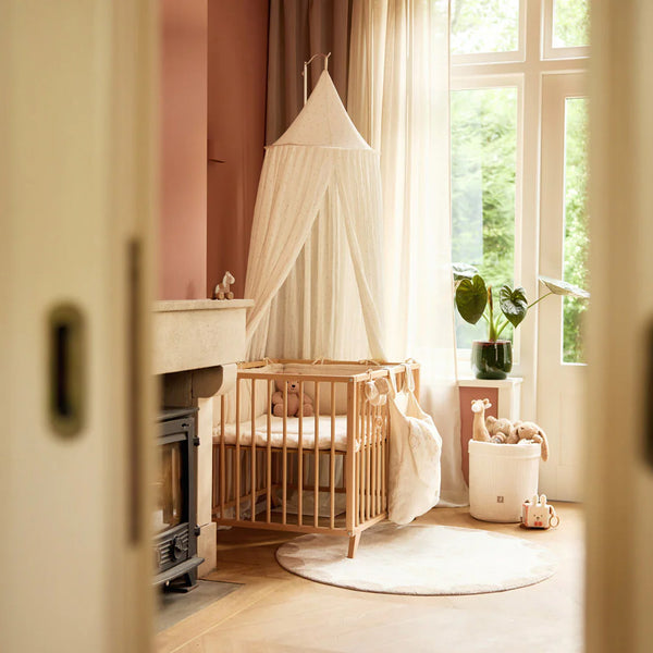 Panier de rangement Cloudy Rib Oatmeal, élégant et pratique en tissu côtelé. Idéal pour organiser le coin à langer ou décorer la chambre de bébé.
