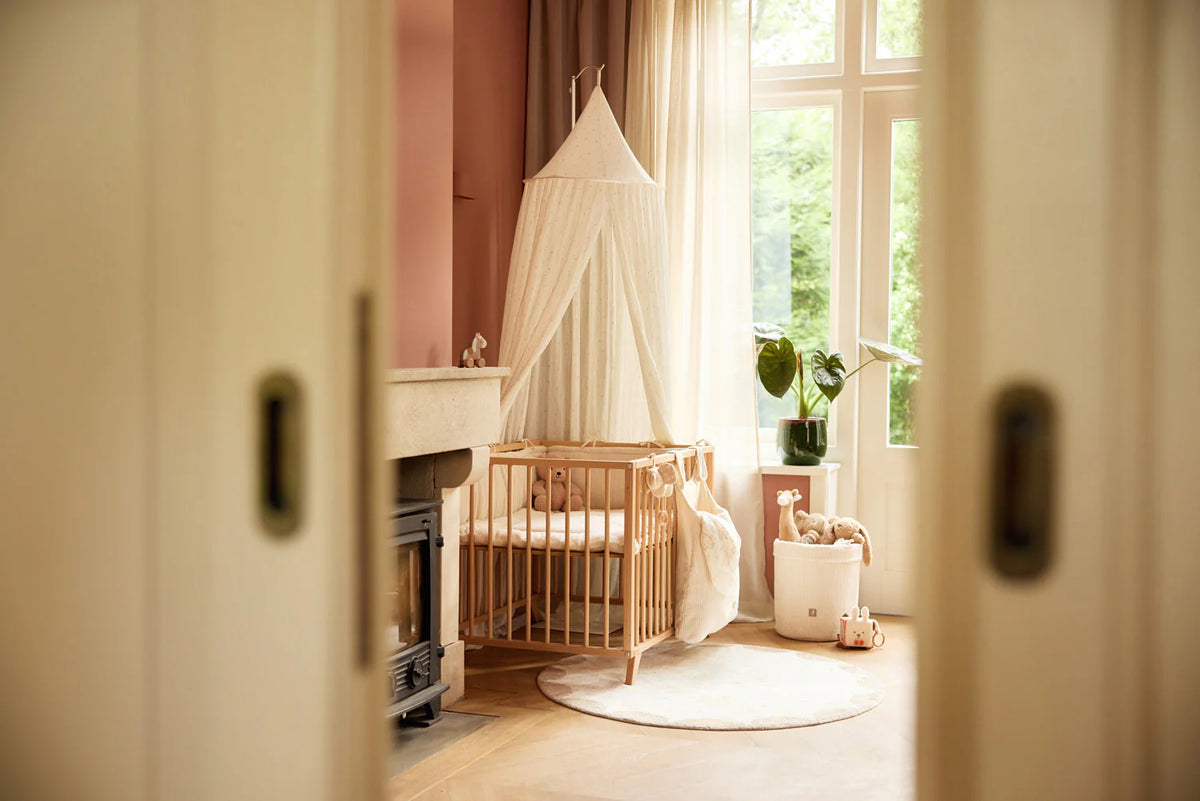 Panier de rangement Cloudy Rib Oatmeal, élégant et pratique en tissu côtelé. Idéal pour organiser le coin à langer ou décorer la chambre de bébé.