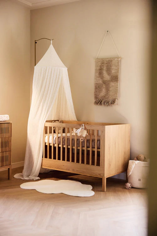 Panier de rangement Cloudy Rib Oatmeal, élégant et pratique en tissu côtelé. Idéal pour organiser le coin à langer ou décorer la chambre de bébé.