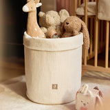Panier de rangement Cloudy Rib Oatmeal, élégant et pratique en tissu côtelé. Idéal pour organiser le coin à langer ou décorer la chambre de bébé.