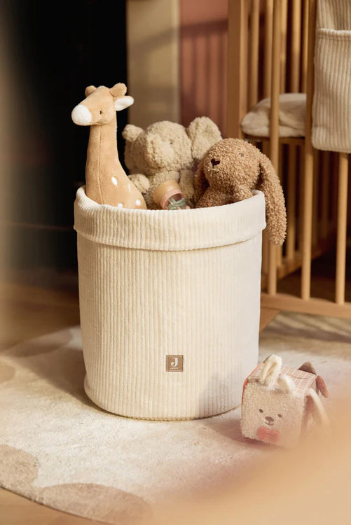 Panier de rangement Cloudy Rib Oatmeal, élégant et pratique en tissu côtelé. Idéal pour organiser le coin à langer ou décorer la chambre de bébé.