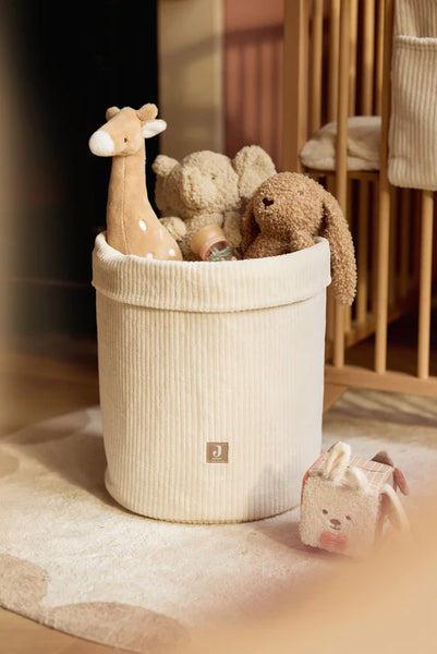 Panier de rangement Cloudy Rib Oatmeal, élégant et pratique en tissu côtelé. Idéal pour organiser le coin à langer ou décorer la chambre de bébé.