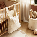 Panier de rangement Cloudy Rib Oatmeal, élégant et pratique en tissu côtelé. Idéal pour organiser le coin à langer ou décorer la chambre de bébé.