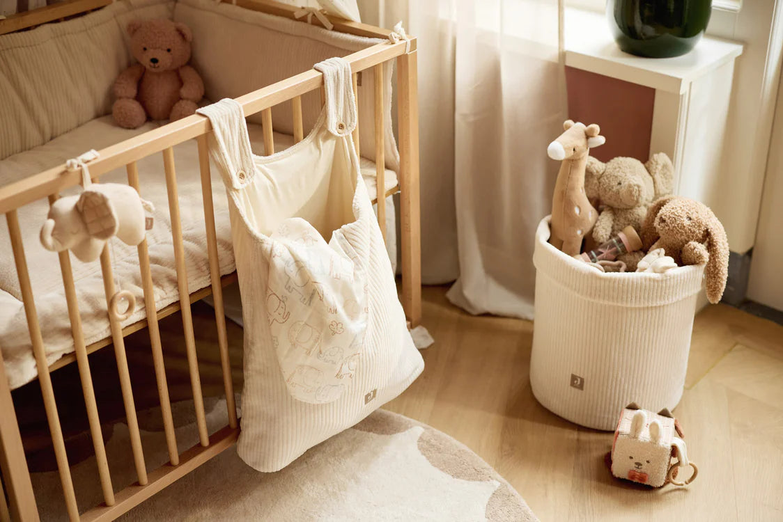 Panier de rangement Cloudy Rib Oatmeal, élégant et pratique en tissu côtelé. Idéal pour organiser le coin à langer ou décorer la chambre de bébé.