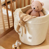 Panier de rangement Cloudy Rib Oatmeal, élégant et pratique en tissu côtelé. Idéal pour organiser le coin à langer ou décorer la chambre de bébé.